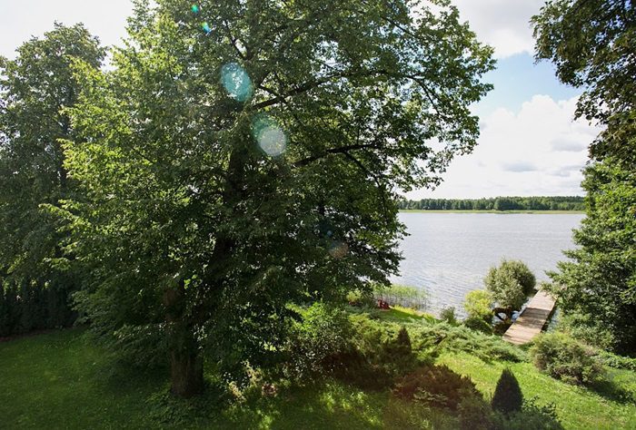 utsikt från terrassen, lyxvilla vid sjön